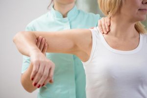 Осколковий перелом плечової кістки: причини, симптоми, лікування, ризики