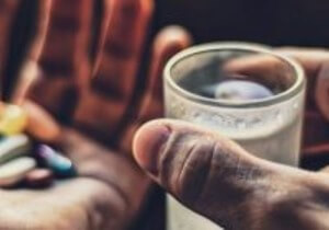 Німесил і алкоголь: сумісність, через скільки можна пити, наслідки