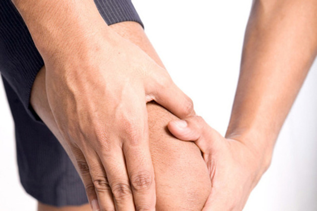 Ниє коліно в стані спокою і при згинанні клацає: причини і лікування