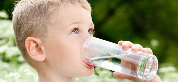 Скільки має пити дитина: скільки води потрібно дитині, питний режим дитини