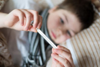 Як лікувати дитину, якщо болить горло і є температура?