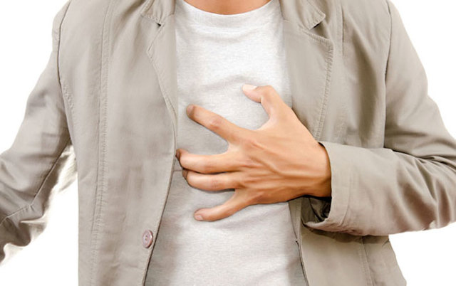 Біль в грудині посередині при вдиху, при натисканні, при русі - причини