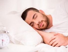 Закладає вухо після сну вранці: причини і що робити