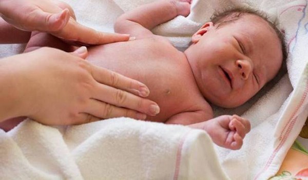 Гнейс у дітей: причини появи кірочок на голові у дитини і методи лікування себорейного дерматиту у немовлят