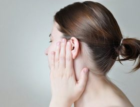 Біль і закладеність у вухах, що робити: про що говорять симптоми?