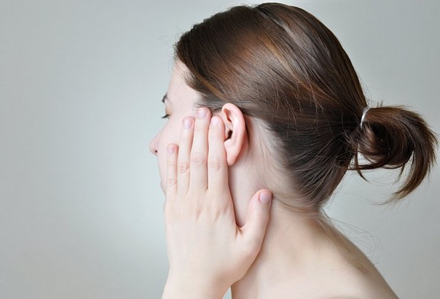 Біль і закладеність у вухах, що робити: про що говорять симптоми?