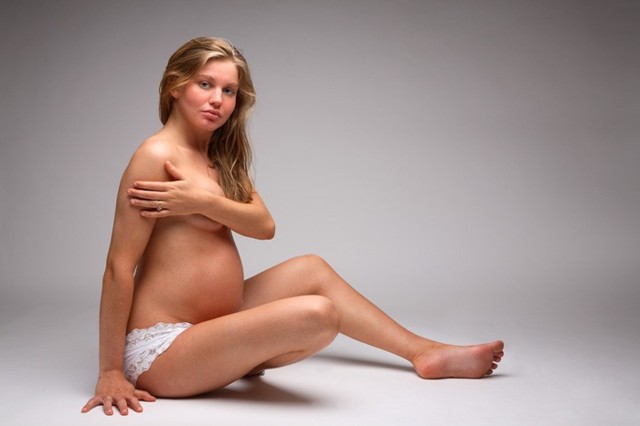На якому терміні при вагітності з'являється перше молозиво, колір і причини появи