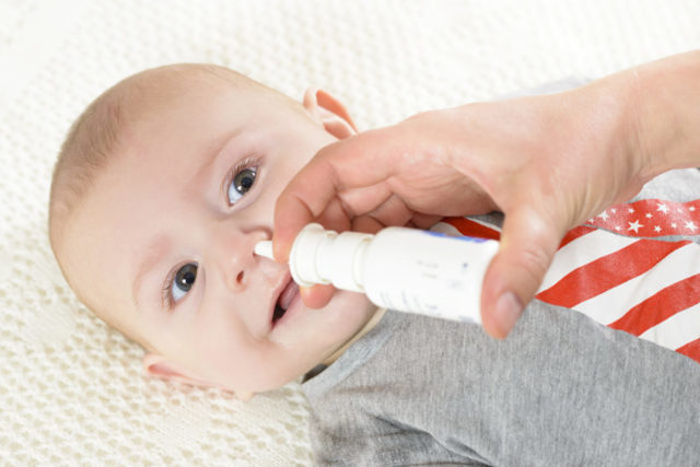 Грудне молоко від нежиті у немовлят: лікування і чи можна капати