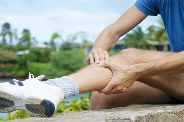 Ниє нога нижче коліна: причини, що робити, до якого лікаря звернутися