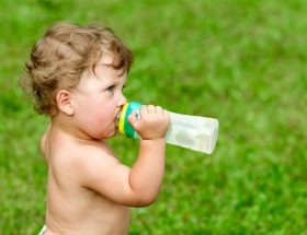 Скільки питної води потрібно дитині вживати протягом дня в залежності від пори року