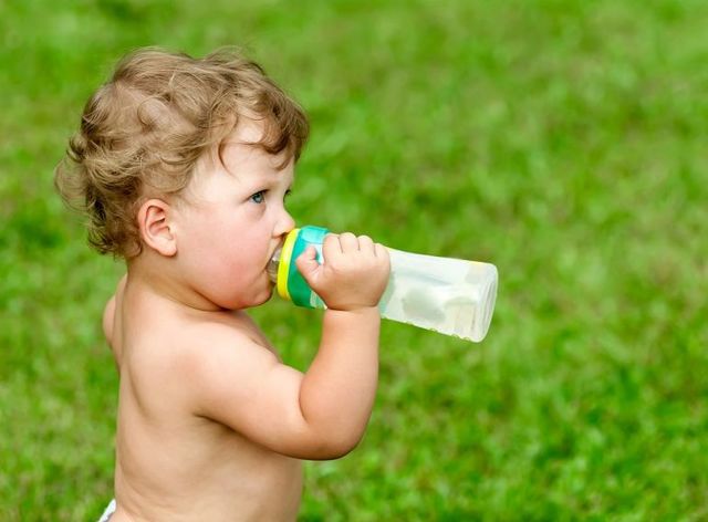 Скільки питної води потрібно дитині вживати протягом дня в залежності від пори року