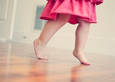 Чому дитина ходить на носочках в 1 рік і в якого лікаря звернутися