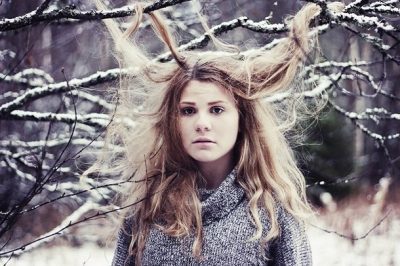 Сезонне випадання волосся у жінок: чому взимку, восени і навесні випадає волосся