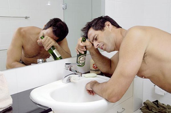 Що випити від нудоти і блювоти дорослому в домашніх умовах при отруєнні, після алкоголю