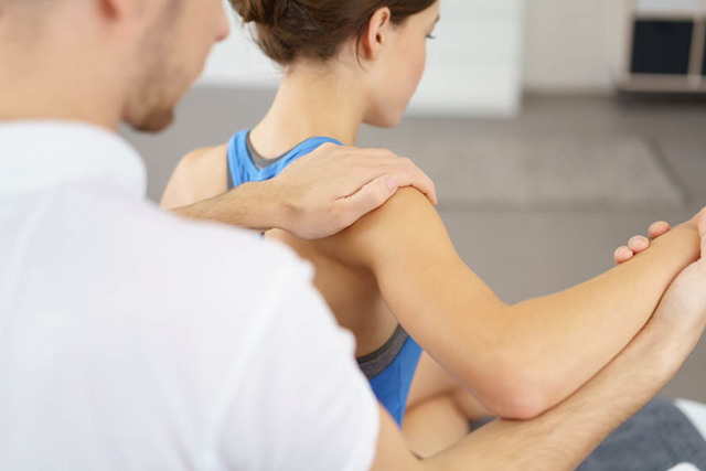 Розтягнення зв'язок плечового суглоба: симптоми, як лікувати, в домашніх умовах