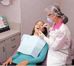 Чому розвивається підвищена чутливість зубів, і які методи лікування застосовуються для її зниження?