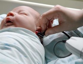 Перевірка слуху у новонароджених в пологовому будинку апаратом і результати дослідження