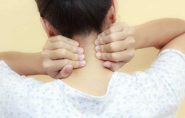Як позбавити від болю в шиї і які можуть бути причини болю в шиї