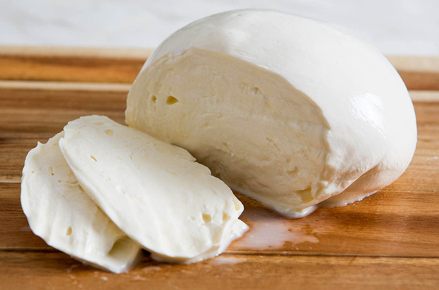 Сир Моцарелла - харчова цінність та склад продукту, шкода і користь сиру моцарелла, рекомендації щодо застосування. 