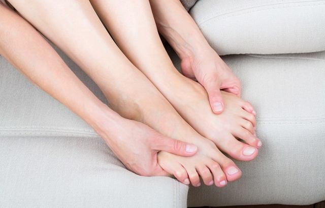 Болить стопа ноги ближче до пальців, п'яті, посередині при ходьбі: до якого лікаря звертатися