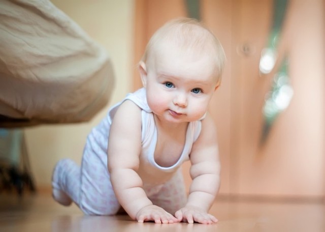 Перші шість місяців життя немовляти: розвиток дитини, що вміє дитина в півроку