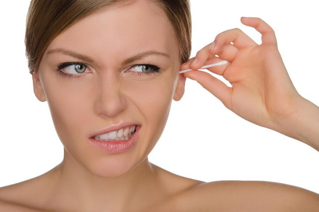 Чому болить вухо після чистки ватною паличкою?
