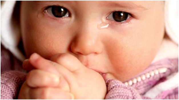 Що робити при непрохідності слізного каналу у дитини?