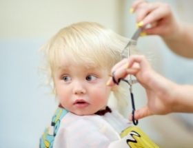 Коли можна вперше стригти дитину, перша стрижка в перукарні: для чого стрижуть волосся малюка, традиції і рекомендації