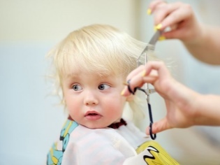 Коли можна вперше стригти дитину, перша стрижка в перукарні: для чого стрижуть волосся малюка, традиції і рекомендації