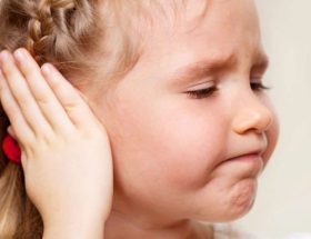 У дитини болить вухо і температура: що робити, як і чим лікувати