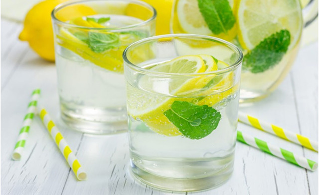 Вода з лимоном для схуднення: користь і шкода, калорійність, як правильно готувати і пити