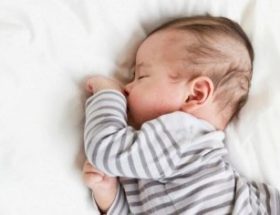 Сон новонародженого: чи можна спати маляті на боці, на животі, рекомендовані пози немовлятам