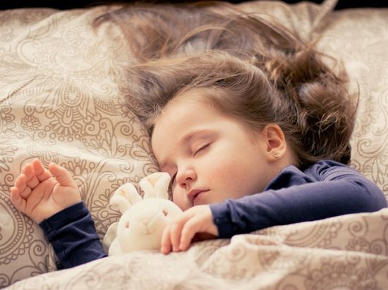Дитина потіє уві сні: причини, Комаровський про потінні, чому дитина потіє після хвороби