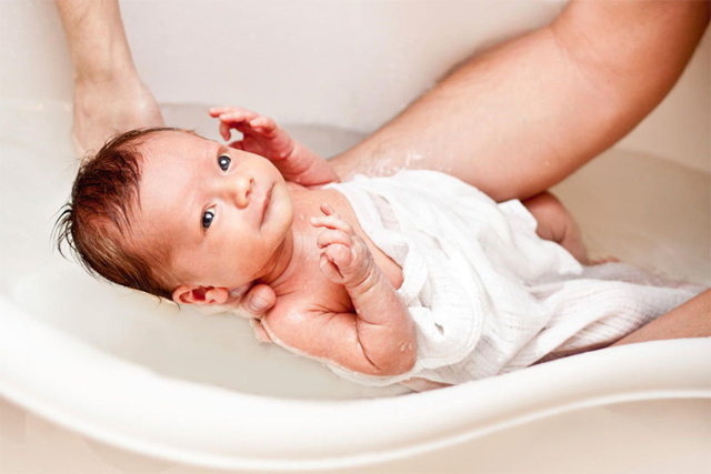 Як купати новонародженого: температура води, трави, коло для грудничка