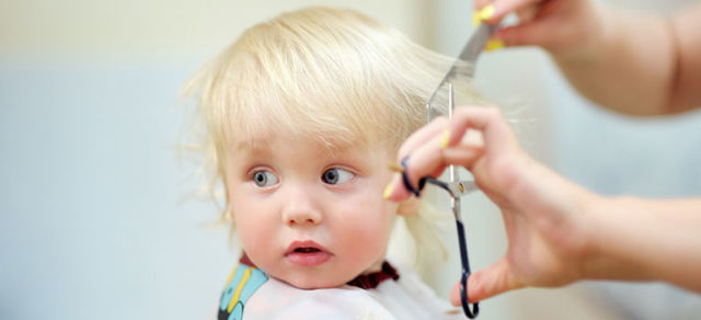 Коли можна вперше стригти дитину, перша стрижка в перукарні