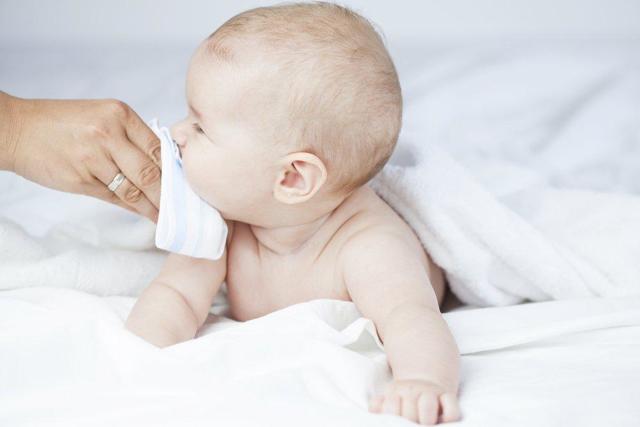 Грудне молоко від нежиті у немовлят: лікування і чи можна капати