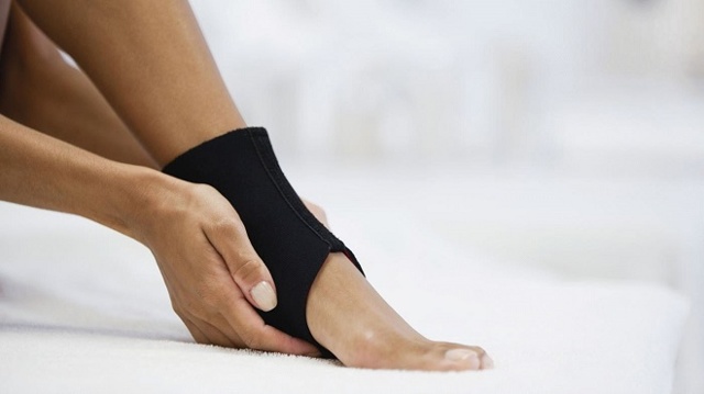 Болить стопа ноги ближче до пальців, п'яті, посередині при ходьбі: причини нездужання, вибір потрібного фахівця