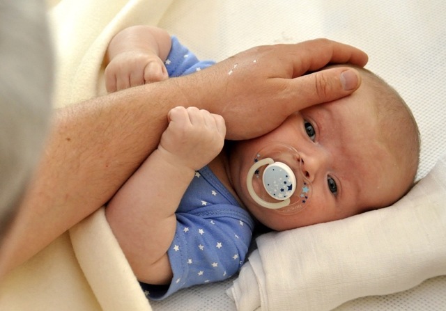 Дитина плаче перед сном: причина плачу у грудничка перед сном