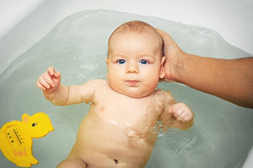 Догляд за новонародженим: одяг і аптечка для новонародженого, купання новонародженого, обробка пупкової ранки
