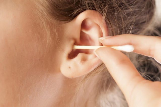 Пробки в вухах у дитини: що робити, як прибрати в домашніх умовах