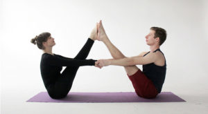 Йога з партнером: 10 асан, щоб налагодити відносини і пробудити почуття