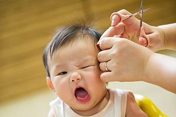 Коли можна вперше стригти дитину, перша стрижка в перукарні