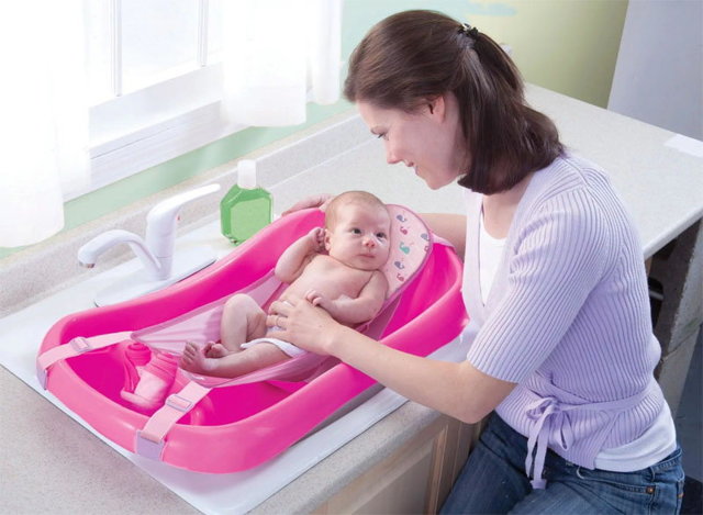 Як купати новонародженого: основні правила, температура води, відвари трав, спеціальні аксесуари