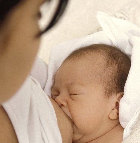 На якому терміні при вагітності з'являється перше молозиво, колір і причини появи