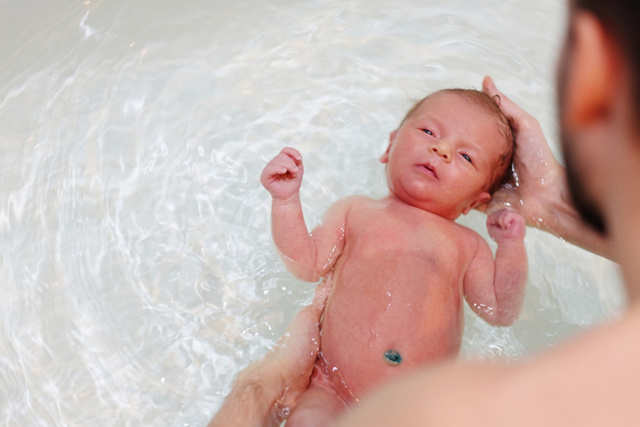 Як купати новонародженого: температура води, трави, коло для грудничка
