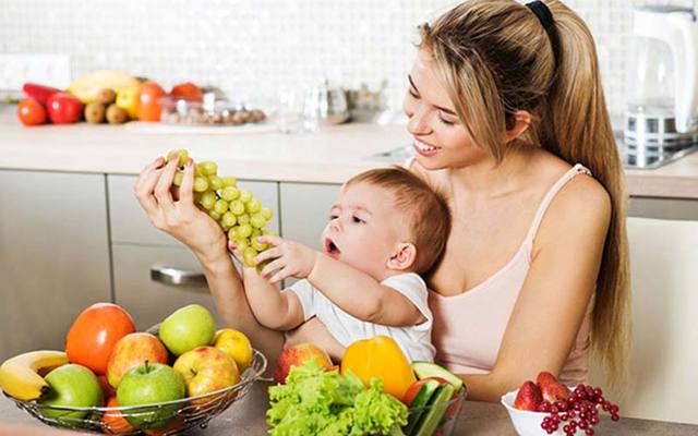 Які фрукти можна і потрібно включати в раціон при грудному вигодовуванні малюка?