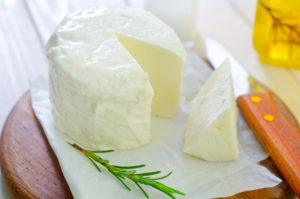 Сир Сулугуні - користь і шкода продукту, склад, харчова цінність сиру Сулугуні, правила застосування і зберігання.
