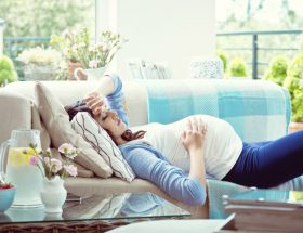 Головний біль при вагітності в 1, 2 і 3 триместрі: провокуючі фактори, лікування медикаментами і народними методами