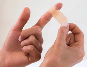 Як накладати пов'язку на рани кінцівок: пластиру і інші види пов'язок, зупинка кровотечі, особливості накладення і їх застосування