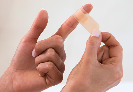 Як накладати пов'язку на рани кінцівок: пластиру і інші види пов'язок, зупинка кровотечі, особливості накладення і їх застосування